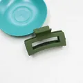 Pince à cheveux rectangulaire évidée en acrylique vert foncé mat de grande taille - Vert