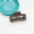 Pince à cheveux rectangulaire creuse marron mat avec finition givrée pour femme - Gris foncé