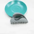 Pinza per capelli grigia opaca con design curvo irregolare su un piatto blu tondo - Grigio