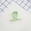 Glanzende muntgroene kleine haarklem met minimalistisch kruisontwerp voor haarstyling - Bleekgroen