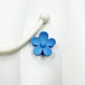 Matte sky blue 3.5cm flower-shaped claw clip for women with minimalist resin design - Blue