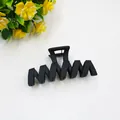 Grande molletta per capelli nero opaco con design geometrico a zigzag su sfondo bianco - Nero