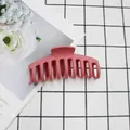 Pince à cheveux rose mat 11cm avec fini givré pour cheveux épais sur tissu blanc - Rose