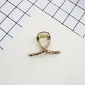 Glanzende amberbruine kleine haarklem met gouden metalen veer voor een elegante stijl - Transparant Koffiebruin