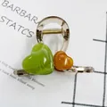 Pinza para el pelo color gelatina con corazones verde y ámbar y muelle dorado - Verde