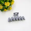 Grande pince à cheveux mate gris foncé avec design ondulé en plastique pour coiffage femme - Gris