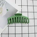 Pince à cheveux 11 cm vert mat sur un fond à carreaux au design minimaliste - Vert