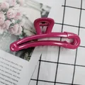 Pinza para el pelo de imperdible magenta con acabado brillante y diseño hueco - Rosa Rojo