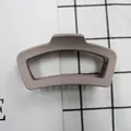 Pinza per capelli geometrica viola opaca con design minimale e struttura ad arco vuoto - Grigio chiaro