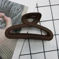 Pinza per capelli opaca minimalista marrone caffè con design a torsione incrociata vuota - Marrone