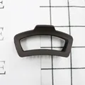 Pinza per capelli geometrica marrone caffè opaco con design vuoto su sfondo a scacchi - grigio scuro