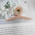Dettaglio molletta per capelli rosa pesca con trama a treccia e molla dorata - Gancio a Torsione Lucido / Rosa Gelatina