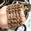 Primer plano de gomas de pelo en espiral de varios colores usadas como pulseras - Caqui