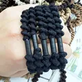 Primer plano de gomas de pelo en espiral tejidas usadas en una muñeca de mujer - Negro
