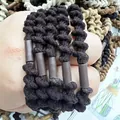 Detalle de gomas de pelo trenzadas en espiral en tonos marrones y neutros tierra - gris oscuro