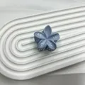 Pinza per capelli a fiore di frangipane 4cm blu-grigio con finitura in resina lucida - 4cm / Azzurro
