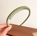 Cerchietto verde matcha opaco con trama intrecciata e denti interni antiscivolo - Verde Intrecciato