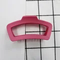 Pinza per capelli geometrica rosa opaco per donna con design a trapezio scavato - Rosa