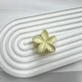 Pinza per capelli a forma di fiore giallo chiaro su vassoio ondulato bianco - 4cm / Giallo chiaro
