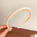 Cerchietto a treccia beige con denti antiscivolo per acconciature e lavaggio del viso - Bianco Crema Intrecciato