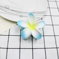 Pinza per capelli a fiore di frangipani con sfumatura blu e bianca e finitura lucida - 8cm / Blu chiaro con centro giallo