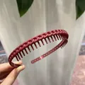 Minimalist non-slip toothed headband in dark pink with a chain texture design - Burgundy