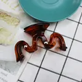Pince à cheveux ondulée en forme de M marron ambre avec finition en résine brillante - Écaille de Tortue