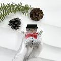 Détail d'une pince à cheveux bonhomme de neige avec paillettes argentées et nœud papillon - Bonhomme de neige