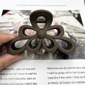 Elegante molletta per capelli a fiore marrone opaco per acconciature dal design versatile - grigio scuro