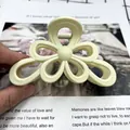 Molla per capelli a fiore giallo opaco per acconciature eleganti su fondo a scacchi - Bianco