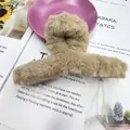 Pinza de pelo de piel sintética caqui para mujer con una textura suave y muy esponjosa - Camel