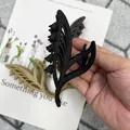 Matte Maiglöckchen-Haarklammern in Schwarz und Beige mit Vintage-Blumendesign - Schwarz