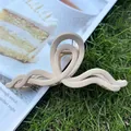 Pinza de pelo mate color crema de acrílico con elegante diseño de ondas para mujer - Color Piel