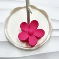 Pinza per capelli a fiore rosa acceso opaco con design minimalista a cinque petali - Rosa