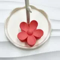 Molla per capelli a fiore rosso opaco con cinque petali su vassoio decorativo bianco - Rosa Chiaro