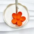 Molla per capelli a fiore arancione opaco con design minimalista a cinque petali - Arancione