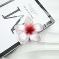 Dettaglio molletta per capelli a forma di fiore con sfumatura rosso-rosa su bianco - 8cm / Rosso Perlato