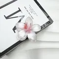 Dettaglio del fermaglio per capelli a fiore con sfumatura rosa e finitura in resina - 8cm / Pesca Perlato