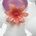Lichtdurchlässige orangefarbene Blumen-Haarklammer mit glänzender Oberfläche für Haare - Rot Farbverlauf