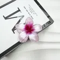 Dettaglio del fermaglio per capelli a fiori rosa sfumato su sfondo di rivista - 8cm / Rosa Perlato