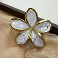Eleganter Frangipani Haarklammer mit goldenem Rand und weißer Marmortextur Oberfläche - Weiß (Crackle)