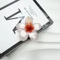 Dettaglio di un fermaglio per capelli a fiore con sfumatura arancione su una rivista - 8cm / Arancione Perlato