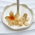 Dettaglio di fermagli per capelli floreali con petali in resina e clip a becco d'anatra - 6.5cm / Fermagli laterali / Arancione