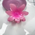 Rosa Haarklammer in Blütenform aus transparentem Acryl für den sommerlichen Strand-Look - Verlauf Rosa