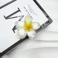 Dettaglio molletta per capelli frangipane che mostra resina e petali con sfumatura gialla - 8cm / Giallo Perlato