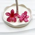 Dettaglio di fermagli per capelli a fiori rosa con finitura lucida e clip in metallo - 6.5cm / Rosa Rosso