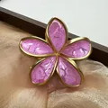 Haarklammer mit rosa Frangipani-Blüte, Goldrand und Eisschliff-Textur auf Seide - Rosa (Crackle)