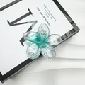 Dettaglio della molletta per capelli a fiore sfumato verde per lo stile estivo - 8cm / Verde Perlato