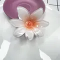 Frangipani Haarklammer mit orangefarbenen Farbverlauf-Blütenblättern auf Tablett - Oranger Farbverlauf