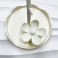 Molla per capelli a fiore bianco crema opaco su un supporto per gioielli minimalista - Bianco